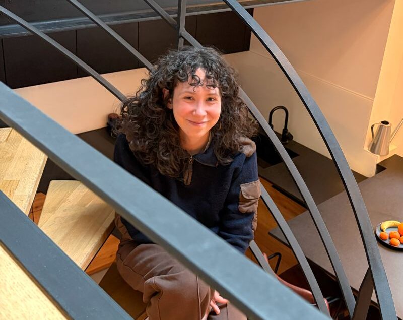 Clara pose dans l'escalier